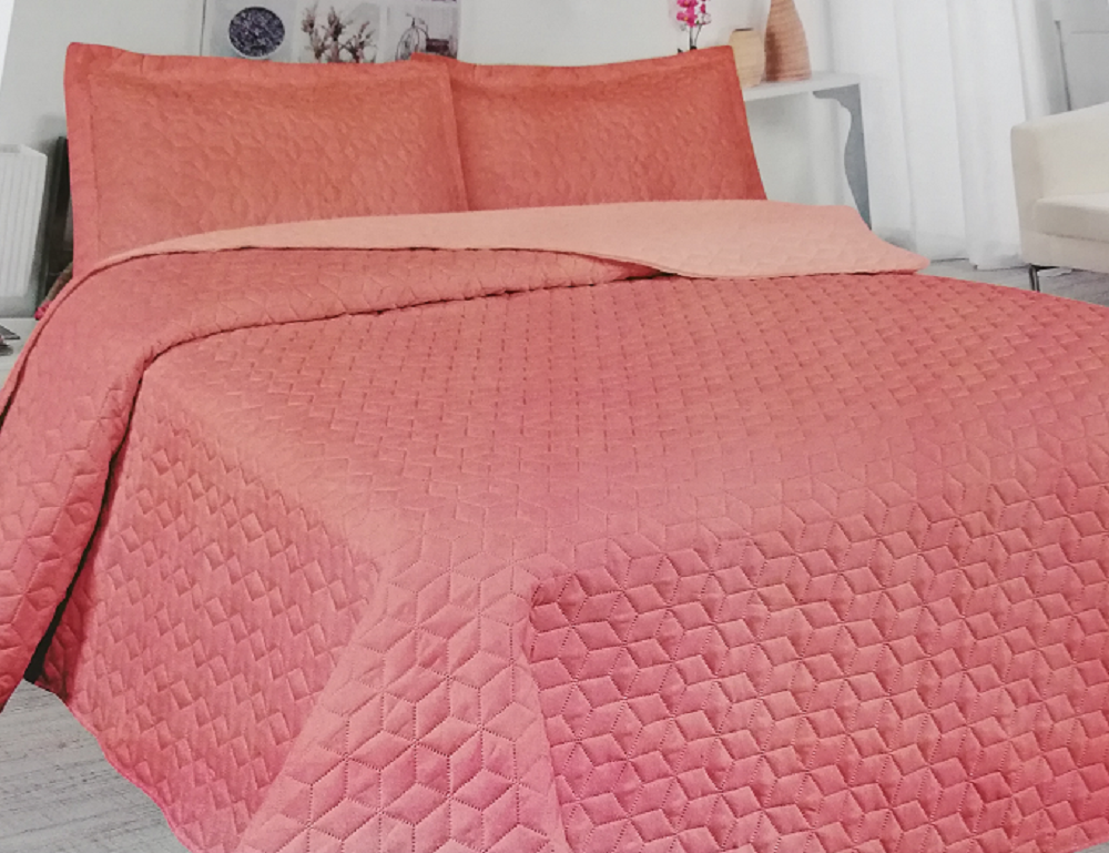 Colcha de verão com almofadas rosa velho